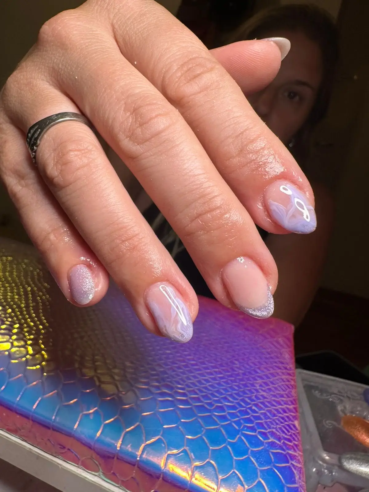 Esmaltado en tonos nude con brillo